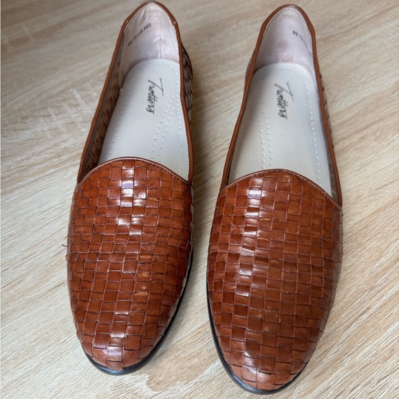 Trotters Liz Slip-On Woven Brown Leather Embossed Stichless Vintage Style Loafer - Picture 2 of 6